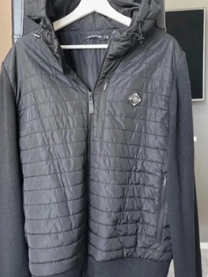 J Lindeberg cardigan  - Snygg svart cardigan perfekt nu till våren. Den är i fint skick utan defekter. Säljer den pågrund av att den inte kommer till användning. Hör gärna av dig vid intresse😃