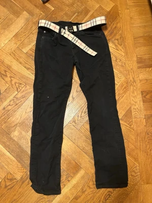  Levi's jeans Svarta - Svarta jeans från Levi’s knappt använda har legat i garderoben ett bra tag. Storlek W 30 L32