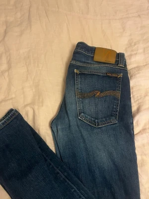  Nudie Jeans Co - Säljer dessa feta nudie jeans med snygg fade i färgen. Jeansen är i fint skick utan defekter. Storlek 30-34 men sitter kort i längden så skulle säga 30-32!