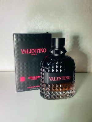 Valentino Uomo Born In Roma Intense 100ml - Cirka 80ml kvar. Nypris 1100kr, Säljer pga av att jag rensar min samling och pengar behövs Passar perfekt som present eller åt dig själv. Byten kan accepteras ifall de är bra.       