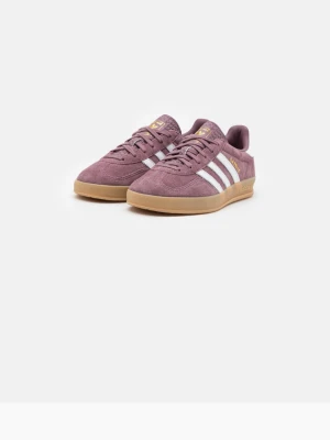 Adidas Gazelle lila sneakers - Säljer ett par Adidas Gazelle sneakers i lila mocka storlek 38. Jätte jätte snygga oanvända då ja råka köpa fel storlek men jätte coola att styla till basic outfits💞💞