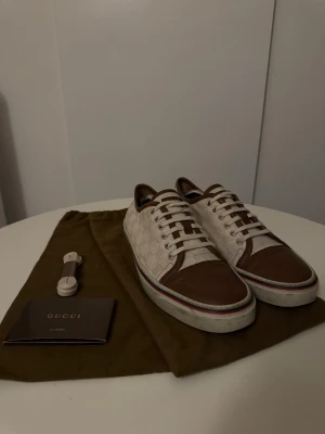 Gucci GG Supreme  - Normalt bruksskick med visst slitage på lädret vid häl och fotleder. Lätt smutsiga, bör bli fräschare efter rengöring. Storlek: EU 45,5 (innersula ca 29,5 cm) Obs pris förhandlingsbart vid smidig affär