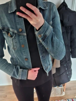 Lee Jeansjacka - Säljer en Lee croppad Jeansjacka i storlek XS. Har du frågor angående mått eller vill ha fler bilder så är det bara att kontakta mig