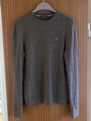 Brun kabelstickad tröja från Morris  - Brun kabelstickad tröja från Morris. Den är i 100% merino wool och storlek M. Den är i mycket bra skick fast det finns en liten vit fläck på nedre baksidan. Jag hade rekommenderat att vara runt 175-180cm lång för bra passform. Frågor eller funderingar så är det bara att säga till!
