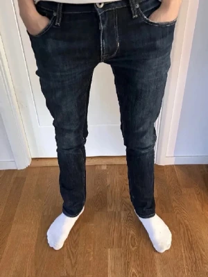Jacob cohen jeans - Fräscha mörkblåa Jacob cohen jeans i bra skick och skön passform. Modellen är 100. 