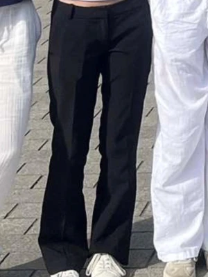 Lågmidjade kostymbyxor - Svarta kostymbyxor från BikBok. Lågmidjade och bootcut. Jätte snygga, jag säljer för dom är för stora 🥰 lite noppriga men inget man tänker på. Nypris är 499