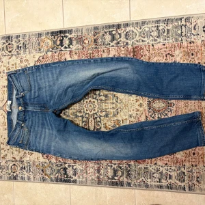 Blå raka jeans från acne studios - Säljer ett par klassiska blå jeans från Acne studios med rak passform och fem fickor. Jeansen har en snygg tvätt med lätt slitning på låren och är tillverkade i denim. Jeansen är knappt använda och i väldigt bra skick, kom gärna med prisförslag!