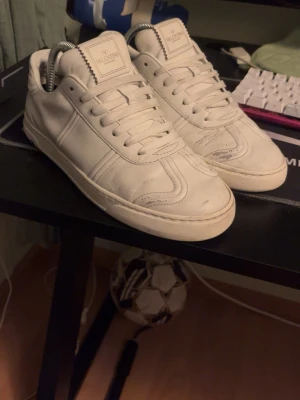 Vita Valentino Garavani skor  - Snygga vita sneakers från Valentino flycrew man får med en valentino påse skorna är i storlek 40,5 men passar också till 41-42