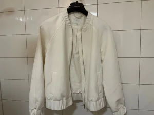 Vit bomberjacka  - Stilren, vit bomberjacka. Perfekt till vår/sommar