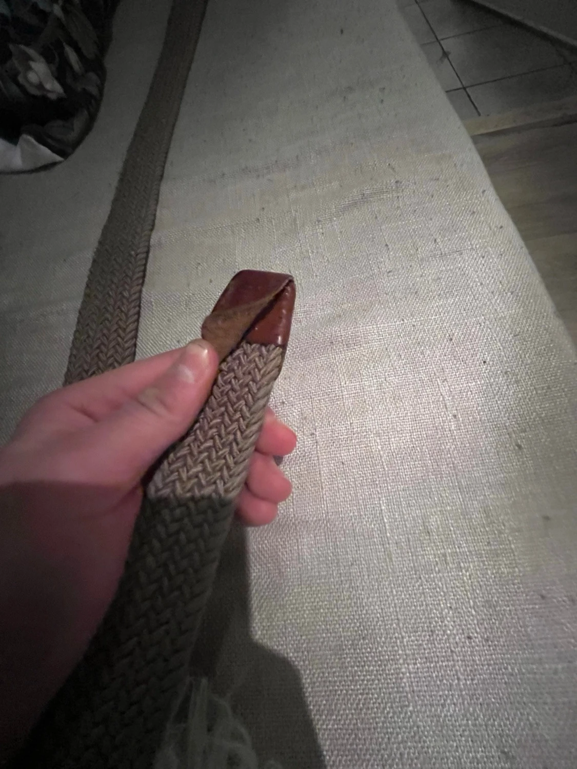 Brunt flätat bälte med skinn-detaljer - 2