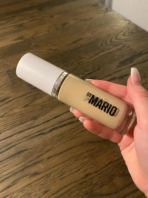 Makeup By Mario foundation  - Foundation från makeup By Mario i en snygg glasflaska med vit plastkork och silvrig pump. Formulan är heeelt underbar men tyvärr så passade inte färgen mig, endast testad 