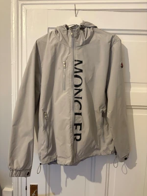 Moncler windbreaker - Grå moncler windbreaker. Storlek M. Nytt skick