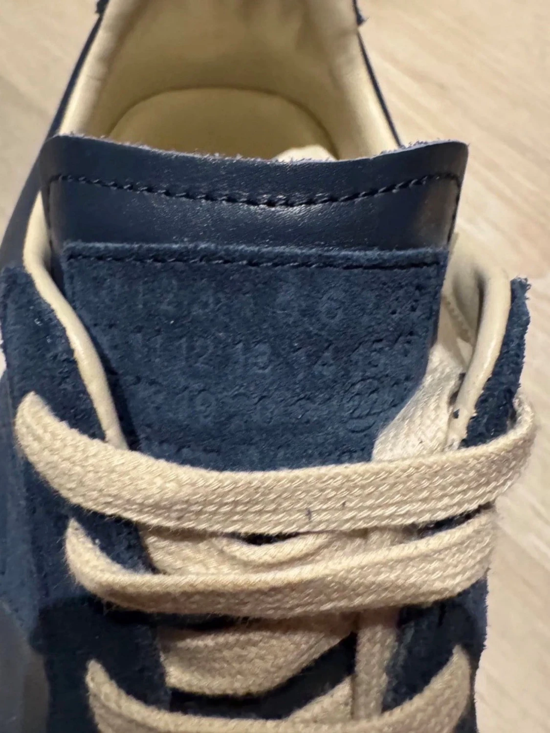 Mörkblå sneakers med beige sula - 1