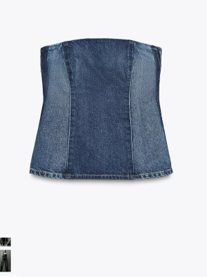 Mörkblå denim tubtopp - Lappen kvar! Trendig mörkblå tubtopp i denim med råa kanter och figurnära passform. Perfekt att styla med höga jeans eller kjol för en cool och avslappnad look. Axelbandslös design som ger en clean och modern vibe. Nypris 379kr