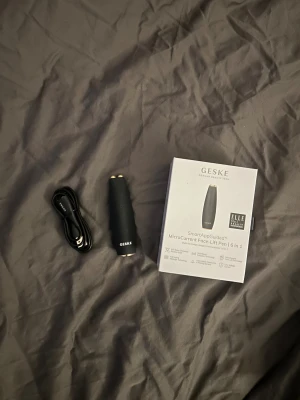 Geske MicroCurrent Face-Lift Pen - SmartAppGuided MicroCurrent Face-Lift Pen 6 in 1 från Geske, används för ansiktslyft och hudvård. Levereras med laddkabel och originalförpackning.