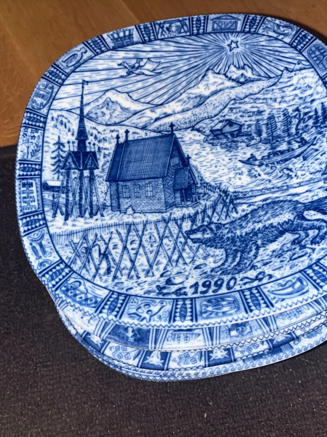 Blåvita tallrikar med motiv 1980 - 2