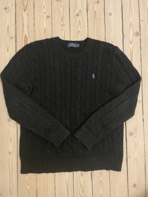 Ralph Lauren cable knit - Säljer en Ralph Lauren kabelstickad tröja. Den är i storlek medium men stor i storlek så skulle säga att den sitter som Large. Helt okej skick. 