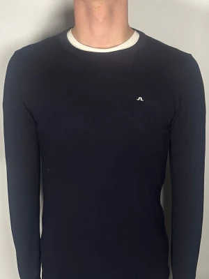 J.Lindeberg tröja - Säljer en riktigt snygg och trendig J.Lindeberg tröja i fint skick, storlek S, vid frågor är det bara att skriva //Gramenti