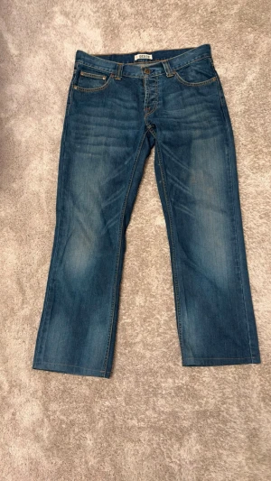 Bootcut jeans - Säljer dessa sjukt snygga jeansen från märket dcate. Modellen är bootcut. Storlek 32/32.  Längd 98cm, innerbenslängd 76vm, midja 43cm. Skriv vid funderingar😁