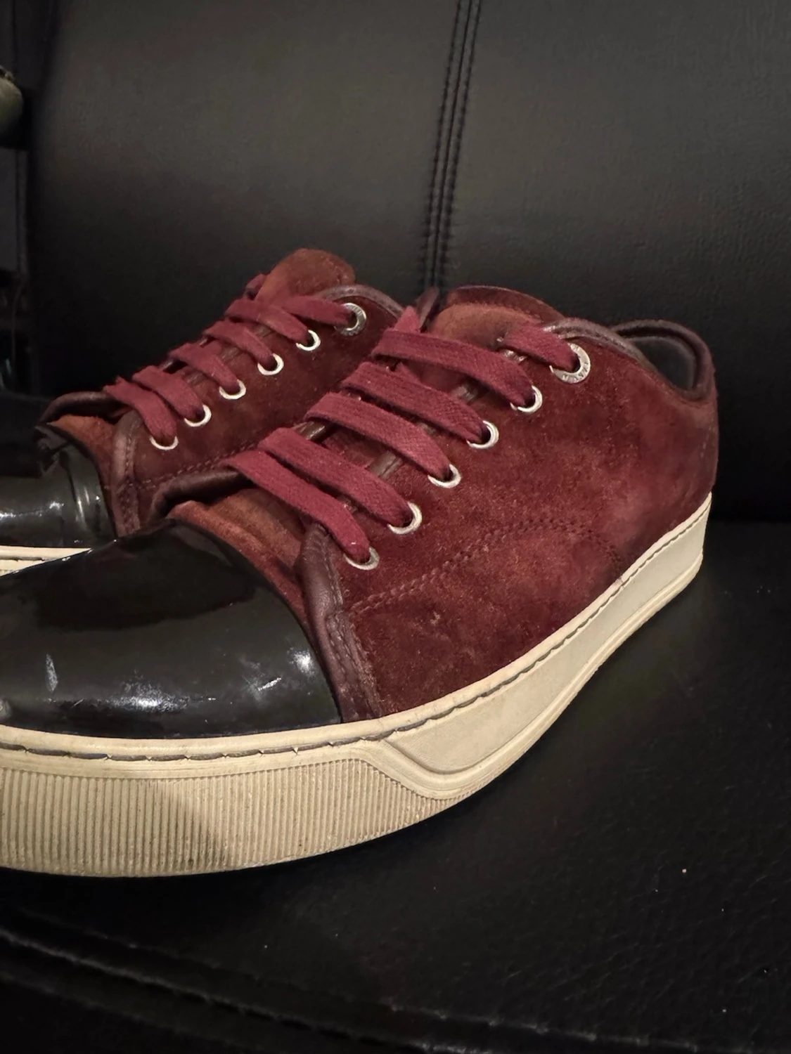 Vinröda sneakers med lackad tå