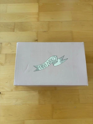 Odd Molly Double Soul Suede Espadrillos - Säljer ett par Odd Molly Double Soul Suede Espadrillos i färgen rose. Skorna har dubbla sulor och är tillverkade i mocka, perfekta för dig som gillar en avslappnad men ändå trendig stil.