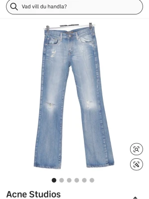 Ljusblå bootcut jeans Acne Studios - Säljer ett par ljusblå bootcut jeans från Acne Studios med slitna detaljer på låren och knäna. Klassisk femficksmodell med knappgylf och snygg tvätt. Perfekta för en avslappnad och trendig look. Medel/lågmidjade sjukt snygga passar perfekt nu till våren. Lite små i storlek men långa i benen. Högt pris men kan tänka med att sänka