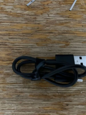 Svart USB-laddningskabel - En svart USB-laddningskabel med standard USB-A kontakt. Perfekt för att ladda olika elektroniska prylar eller överföra data mellan enheter. Kabeln är smidig och lätt att ta med sig i väskan eller fickan. Den är bra helt ny aldrig använt kommer med allt i bilden fungerar på bilar,motor,moped,och fotbollar.