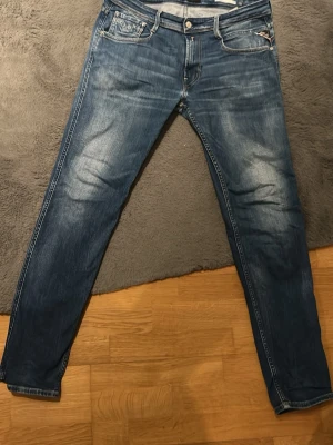 Blå slim fit jeans med slitningar - Snygga blå slim fit jeans anbass. Riktigt feta i storlek 32/32. Tveka inte om att höra av dig vid frågor!