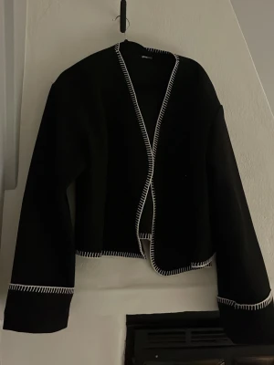 Kappa Gina - Svart vit kappa från Gina, populär och jättefin! 