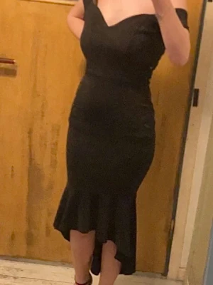 Klänning - Finns lösa trådar på flera ställen. Jag kunde inte komma på hur den skulle sitta och dragkedjan bak gjorde så den såg ganska dålig ut på baksidan. Kan behöva sys om på grund av det.