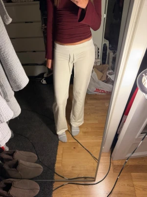 Vita mjukisbyxor med dragsko - Säljer ett par vita mjukisbyxor med dragsko i midjan och raka ben. Byxorna har en relaxed fit och är perfekta för chill dagar. Mjukt och bekvämt material som känns skönt mot huden. Passar dig som gillar en enkel och clean stil. Aldrig använda men ingen prislapp tyvärr💔❤️