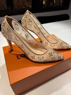 Beige mesh pumps från Louis Vuitton - Perfekta skor till studenten eller bröllops dagen.  LV skor i storlek 35 men skulle säga att dom är mer en 36 a.   Fick dom i present. Har själv 35, med dessa va väldigt stora passar dig  som har 36   Aldrig använda.   Box tillkommer.  Inget kvitto.   En lite sten fattas. Syns inte.    du kan se det på sista bilden.   Säljes därav lite billigare.
