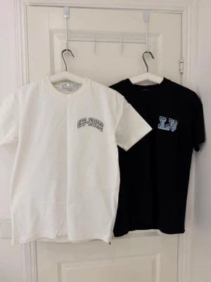 2 st t-shirtar - Två snygga t-shirts, en vit och en svart. Dem är endast tvättade och oanvända.