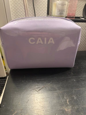 CAIA nässecär - En lila fin nässecär från CAIA. Perfekt för make up och skin care. pris går att diskuteras vid snabb affär.