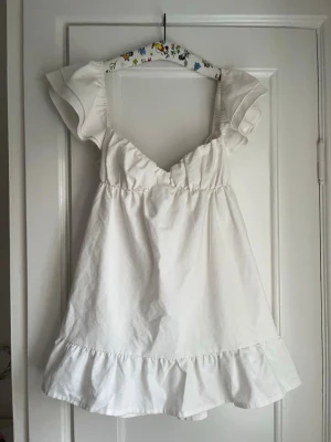 Studentklänning - Säljer denna superfina klänning perfekt till studenten! Har knutit lite dåligt där bak… passar ngn som är xs-s o cirka 160-165 cm lång skulle jag säga💗 Puffiga ärmar och volanger! Helt unik (skräddarsydd)