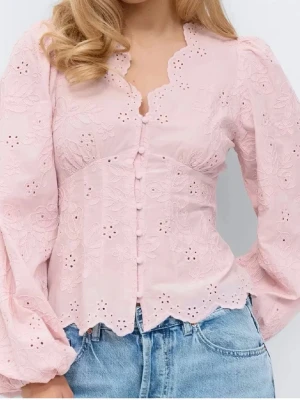 Ljusrosa broderad blus med knappar - Söt ljusrosa blus med broderade blommor och broderier.  Är i storlek XS men passar mig som brukar ha S💕Hör av er om frågor