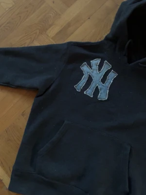 Homemade new era hoodie  - En stilren hoodie med en insyd new era logga, riktigt fet till sommaren och lagt ner mycket tid på detta! Pris kan diskuteras
