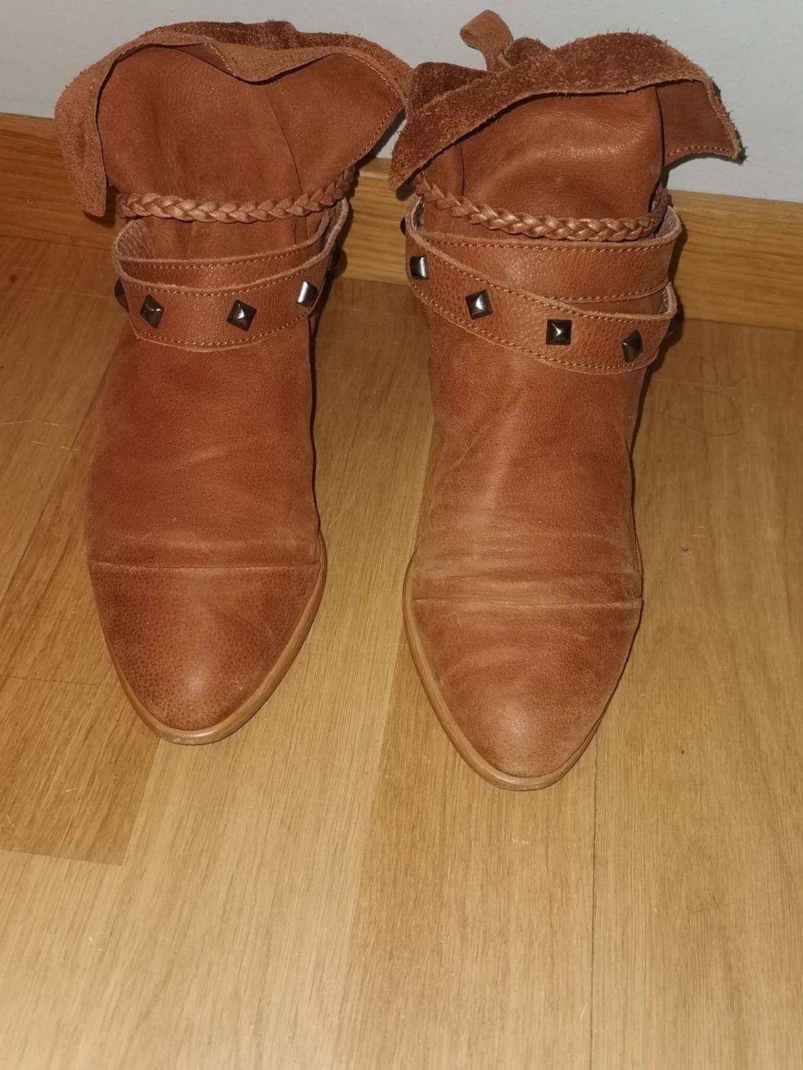 Bruna boots med nitar och flätad detalj - 6