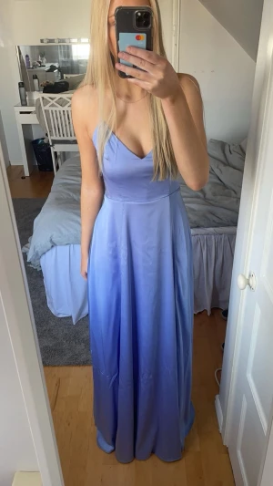Ljusblå långklänning med v-ringning - Använd en gång, inga tecken på användning 