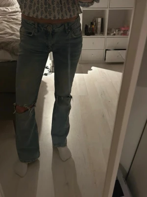 Jeans - Jeans från Gina Tricot med hål på knäna. Knappt använda och mycket fint skick.💕