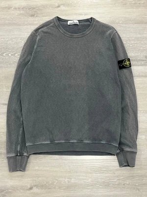 Stone Island Sweatshirt – Size L - Selling this clean and stylish Stone Island sweatshirt in excellent condition ✨ It has been worn only a few times, so it’s still very clean, well‑kept, and looks great. The item is 100% authentic, with the original sleeve badge.  Size: L Color: Grey 🩶  Length: 67 cm Width (pit to pit): 55 cm  I will ship it immediately after purchase 📦💨