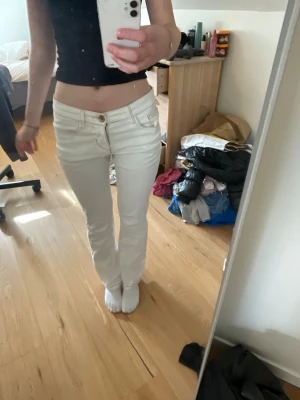Vita bootcur jeans  - de ser väldigt tighta ut vid utsvävningen, de är egentligen ännu mer. Jättefina, dock har de en rosa fläck vid vänstra framficka. Syns dock inte alls mycket 