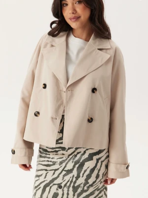 Beige trenchcoat från Pieces - Säljer en beige kort trenchcoat från Pieces storlek S💕💕Jättesnygg och perfekt jacka nu till våren!!🌷 Aldrig använd, prislappen kvar då den tyvärr är lite stor för mig. Nypris 599 kr. Skriv gärna om du vill ha flera/egna bilder😇😇