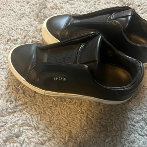 Arigato skor - Säljer mina jättefina axel arigato clean 360 laceless. Nästan nyskick men lite creasning där fram men inte som syns om man inte påpekat det. Använda ett få antal gånger. Köpta för ca 3000.  Pris kan diskuteras🤍