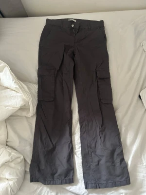 Svart/gråa cargobyxor Gina - Använd ett fåtal gånger. Mycket fint skick. Svart/gråa 
