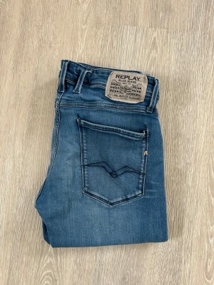 Replay Anbass Jeans - Replay Anbass Jeans Storlek: W32 Färg: Blå Passform: Som ett perfekt par slim jeans Skick: 8,5/10 Nypris: 150 € Jag skickar inom 24 timmar!