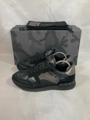 Valentino Rockrunners Svarta Storlek 41 - Valentino Rockrunners Svarta Storlek 41. Nästan helt nya förutom en liten defekt på bild 2. Vid mer frågor eller bilder är det bara att skriva!