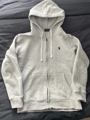 Ralph lauren zip hoodie - Grå zip hoodie från Ralph lauren. Storlek M men sitter mer som S.