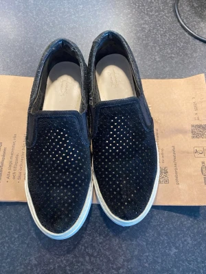 Svarta loafers från clarks  - Perfekta för dig som gillar stilrena och bekväma skor.