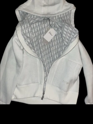 Vit zip up hoodie - Helt ny vit zip up hoodie med grå mönstrad insida och perfekt för sommaren. Storlek small